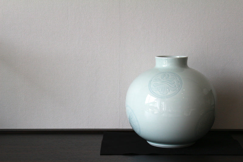 23736　人間国宝　井上萬二　 (Blue-white porcelain Engraving pot)　 INOUE　Manji