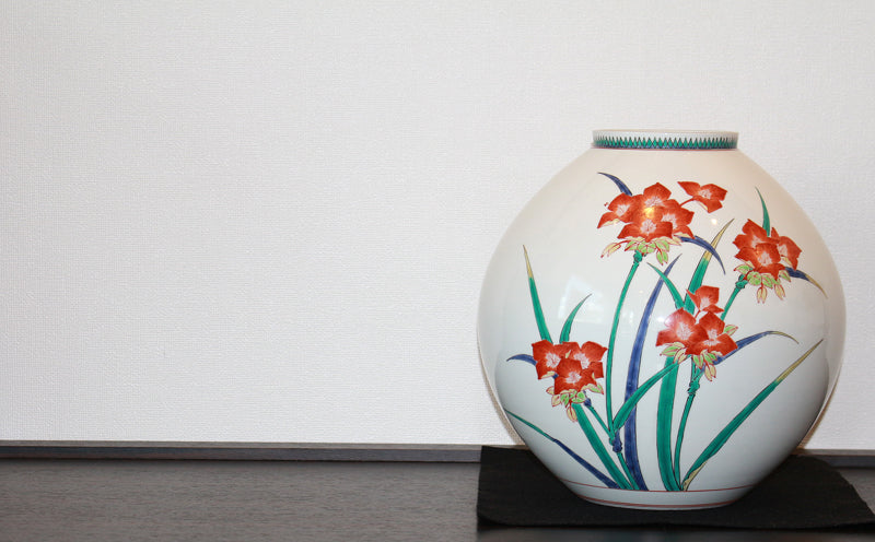 23221 人間国宝 14代酒井田柿右衛門 (Nigoshide Purple dew vase) SAKAIDA Kakiemon